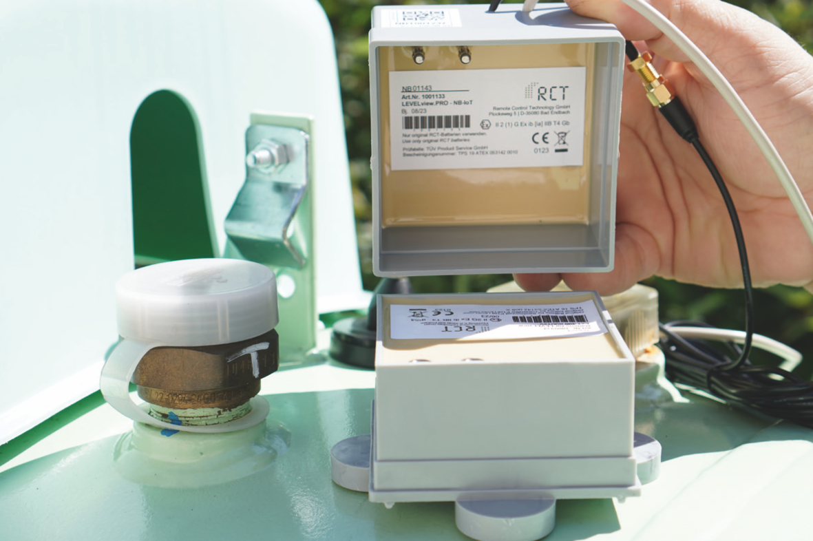 Sender auf Batteriepack (Ex-geschützt) stecken