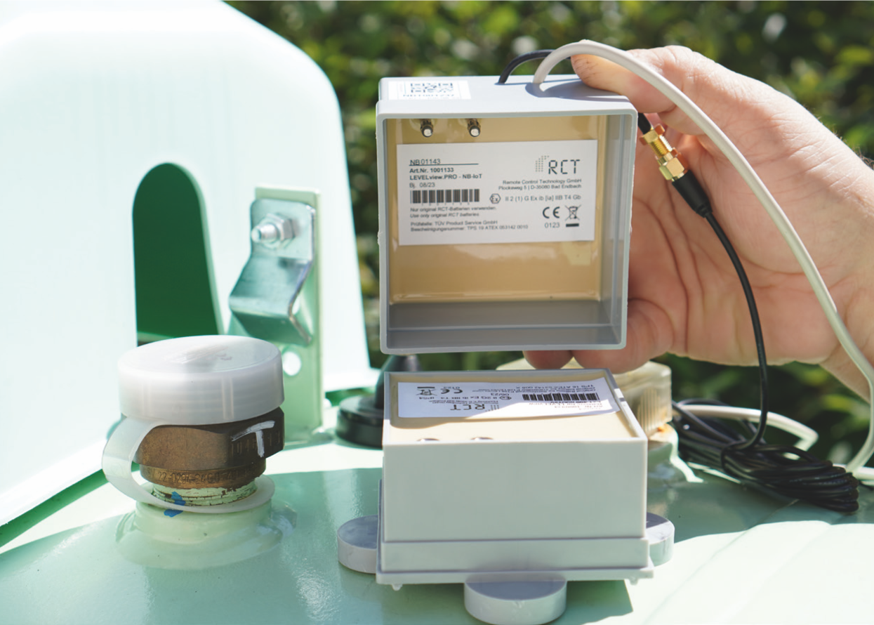 Sender auf Batteriepack (Ex-geschützt) stecken